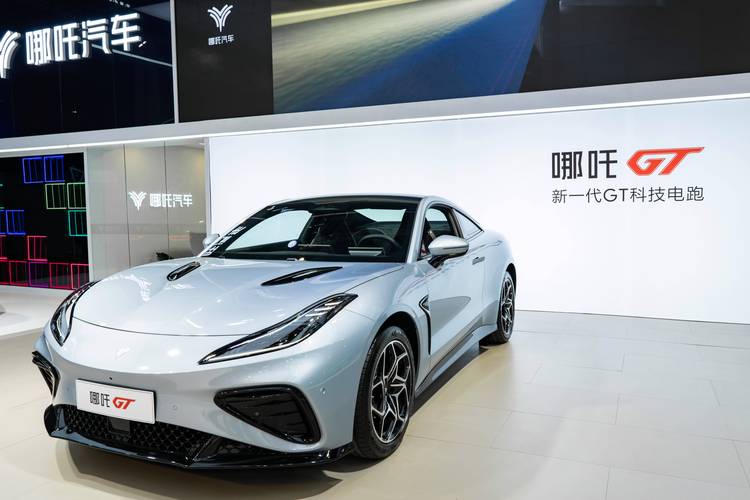 深圳278哪吒汽车在智能汽车领域的表现，领途汽车在新能源汽车市场中的影响力